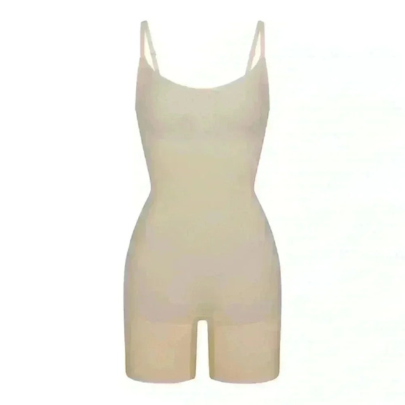 SKIMS- NWOB Sculpting Seamless Mid Thigh Bodysuit - Light nude - Picture 13 of 13